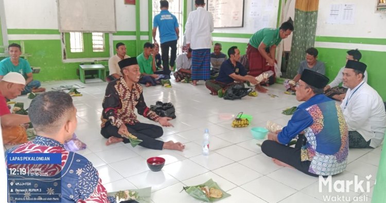 Jum'at Berkah, Kalapas Pekalongan Makan Megono bersama Ustadz Nur Kholish Rofi'i dan Santri Ponpes Darul Ulum